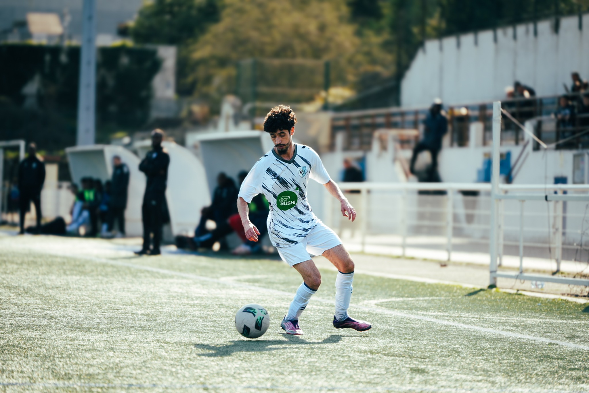 Marwan Loudiyi balle au pied sur un terrain de football